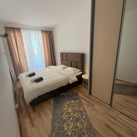Daky 2 Near Airport,tram And Center Appartamento