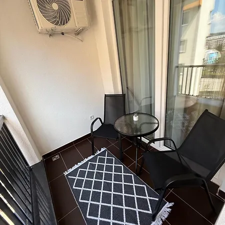 Daky 2 Near Airport,tram And Center Appartamento